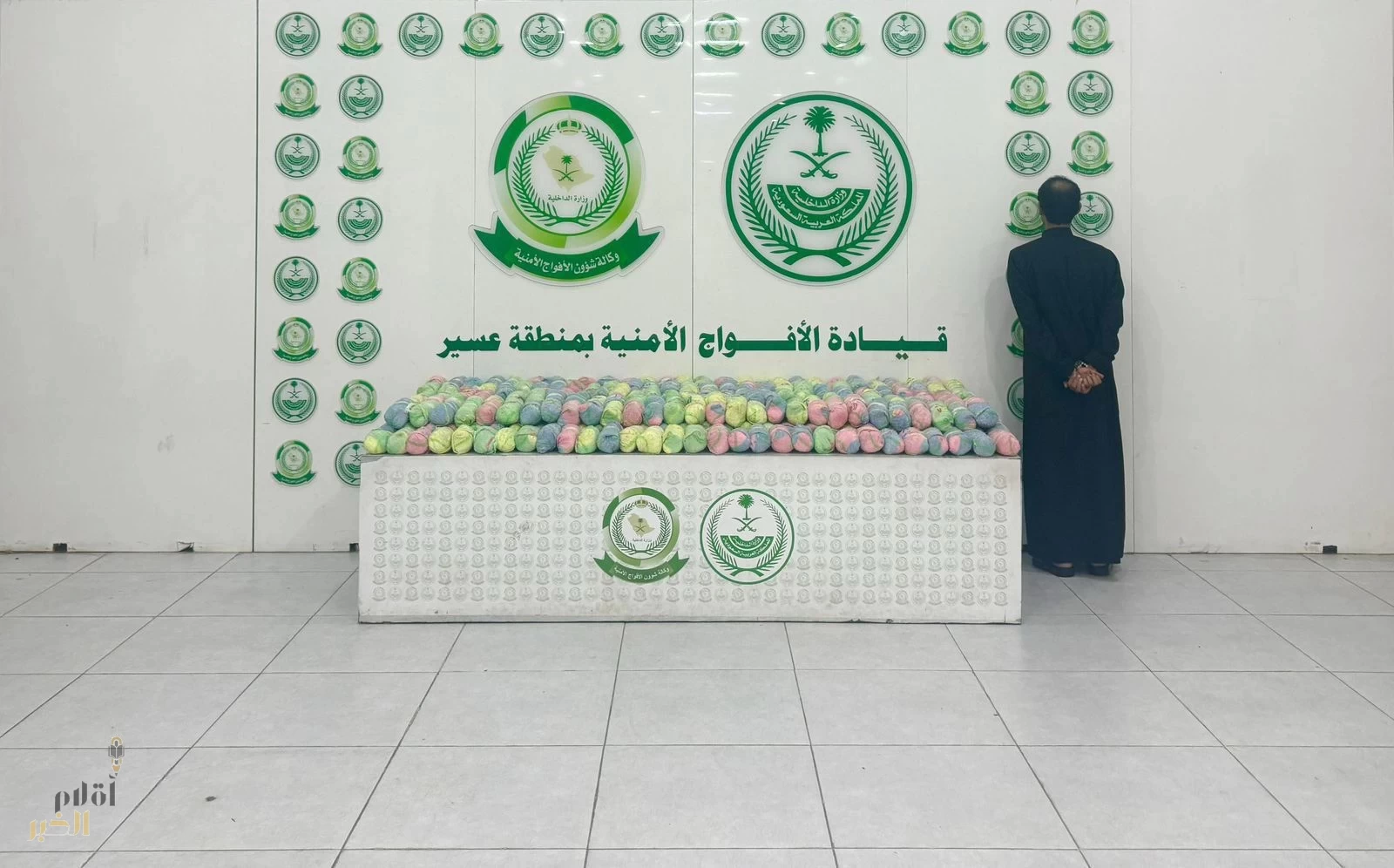 دوريات الأفواج الأمنية بمنطقة عسير تقبض على شخص لترويجه 54كلجم من نبات القات المخدر