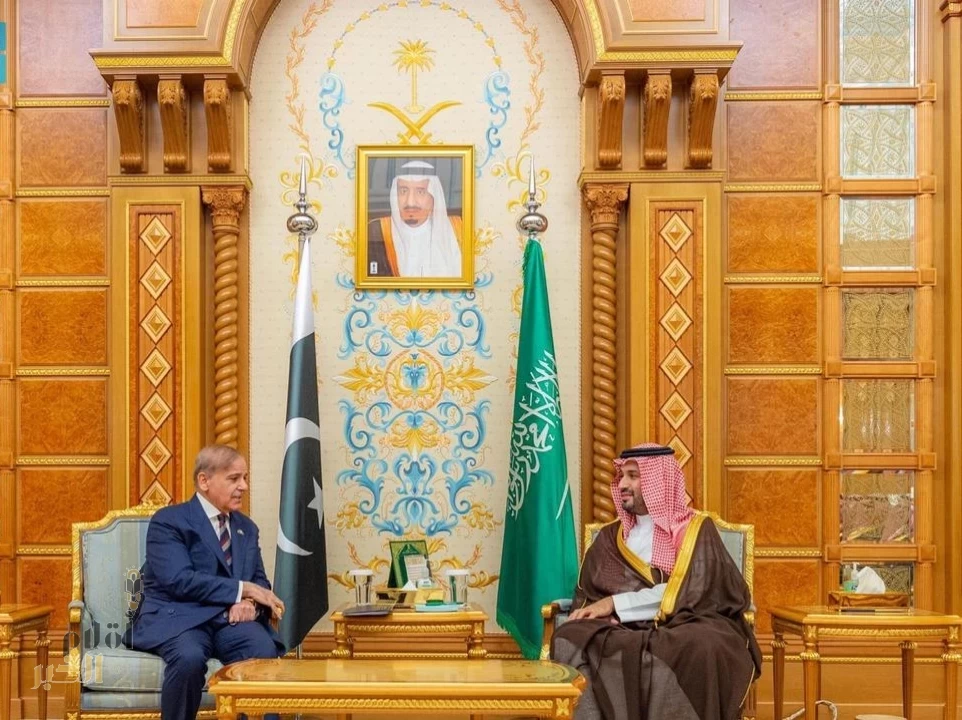 سمو ولي العهد يلتقي رئيس وزراء جمهورية باكستان الإسلامية