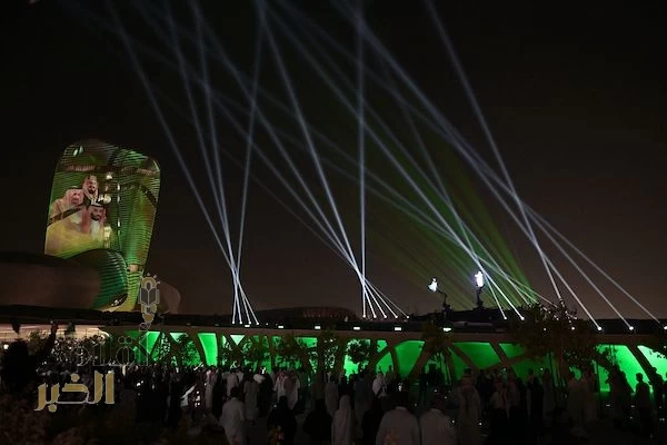 أكثر من 1000 طائرة درون تضيء سماء الظهران في افتتاح موسم الخبر