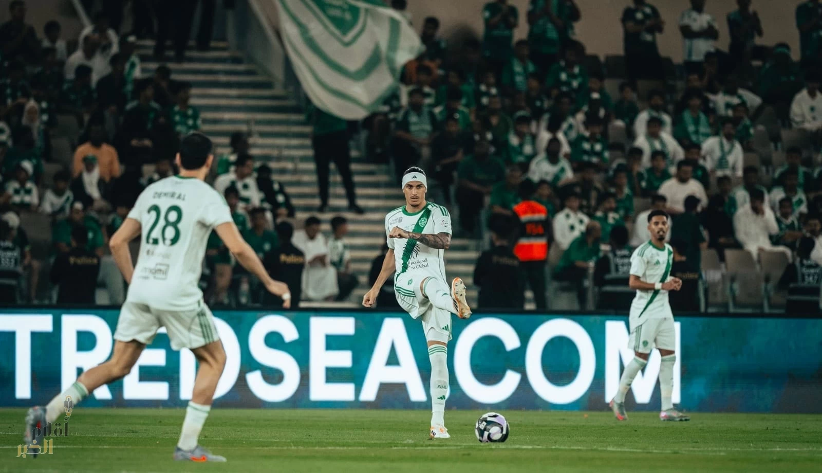 الأهلي يفلت من الخسارة أمام الرياض