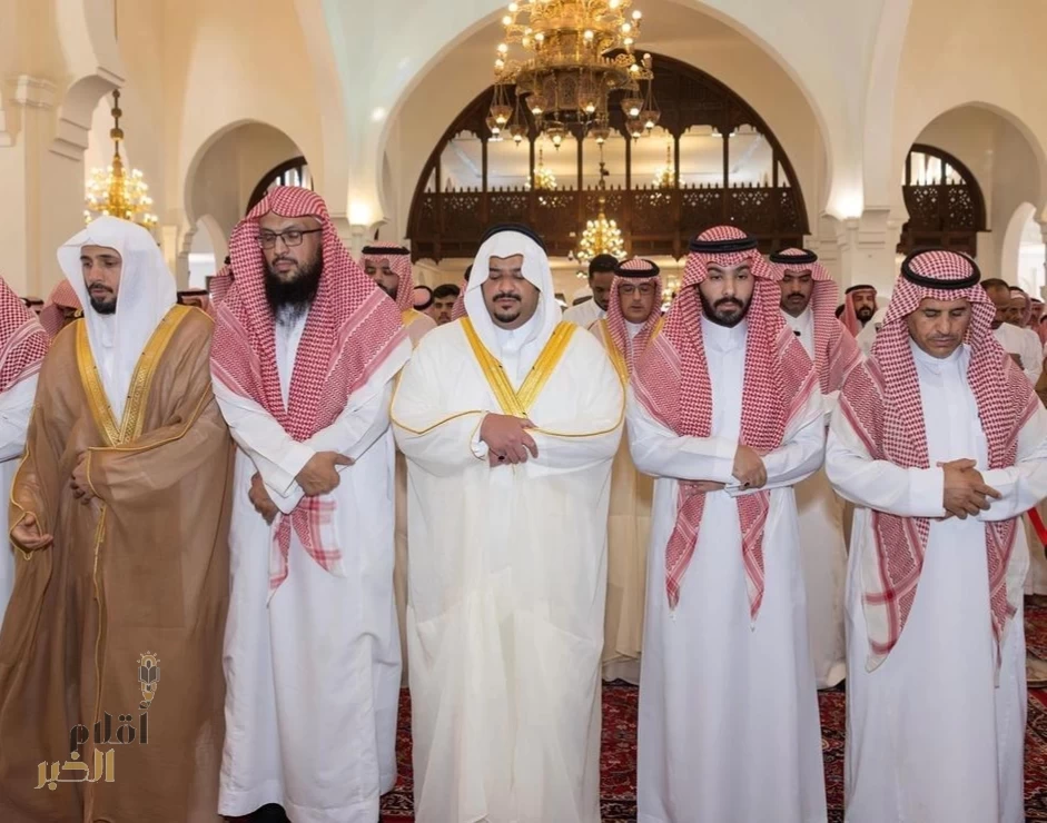 نائب أمير منطقة الرياض يؤدي صلاة الميت على والدة الشيخ الشبانات ووالدة الشيخ الخثلان