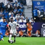 الهلال يتخطى الشباب بعشرة لاعبين ويواصل مطاردة الصدارة
