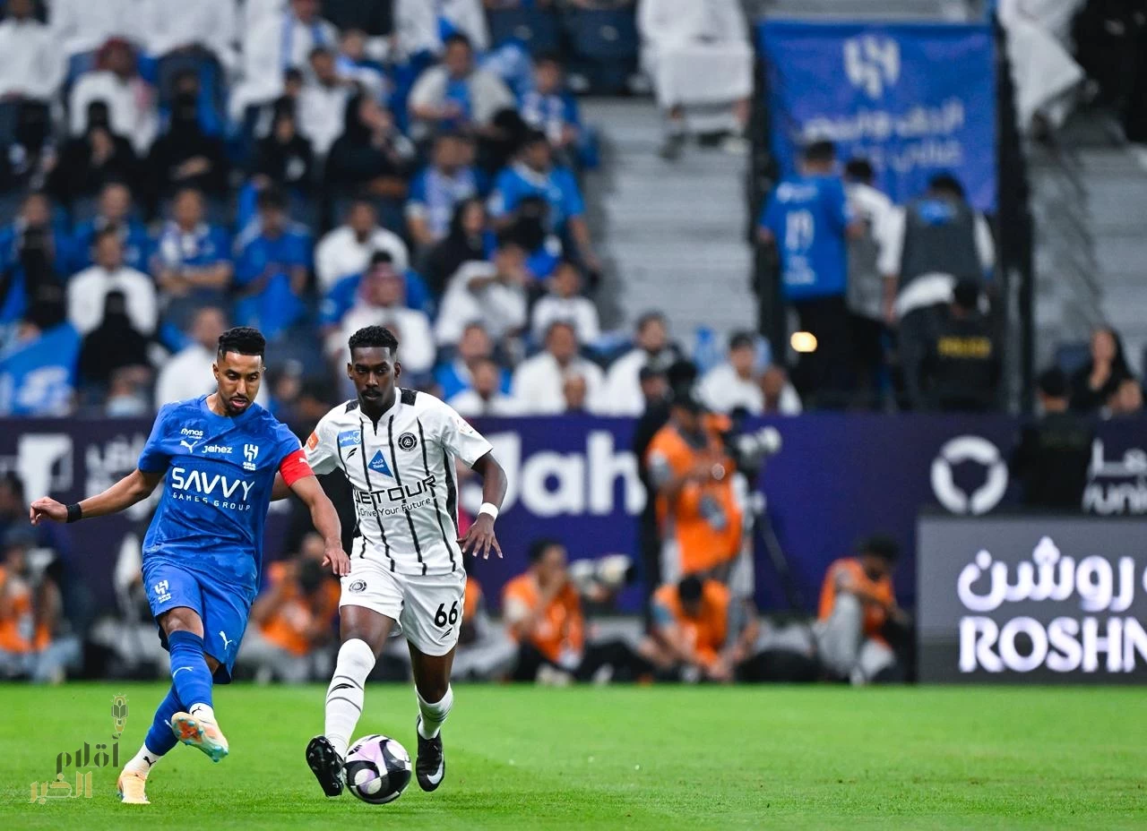 الهلال يتخطى الشباب بعشرة لاعبين ويواصل مطاردة الصدارة