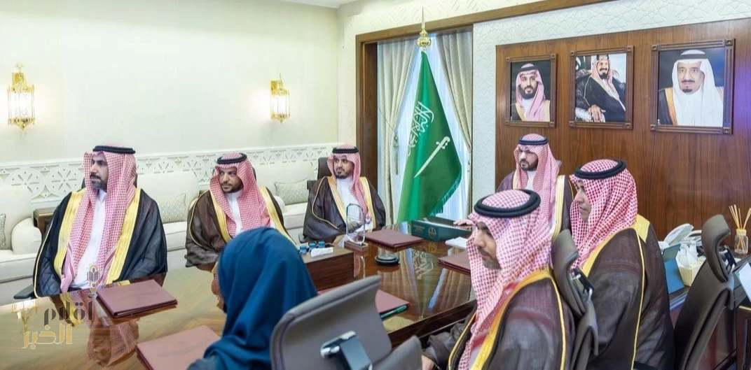 نائب أمير المنطقة الشرقية يستقبل رئيس مجلس إدارة جمعية الصمّان البيئية