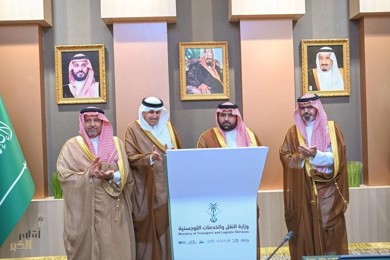 أمير جازان يترأس اجتماع "منظومة النقل والخدمات اللوجستية" ويدشّن عددًا من مشروعات الطرق بما يزيد على 100 مليون ريال