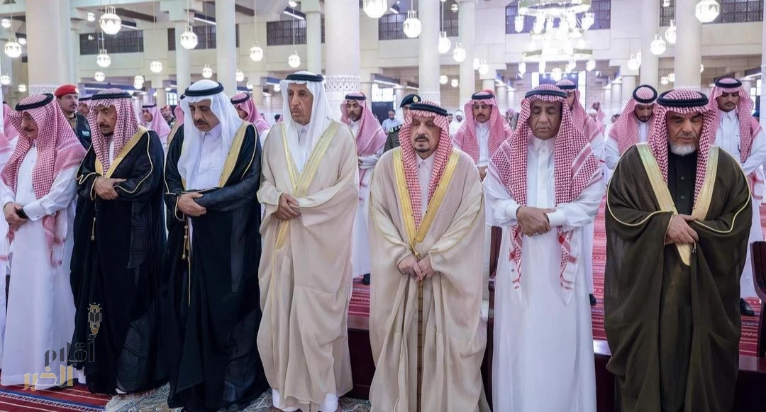 أمير منطقة الرياض يؤدي صلاة الميت على صاحب السمو الأمير فهد بن سعود بن محمد بن مقرن بن مشاري آل سعود