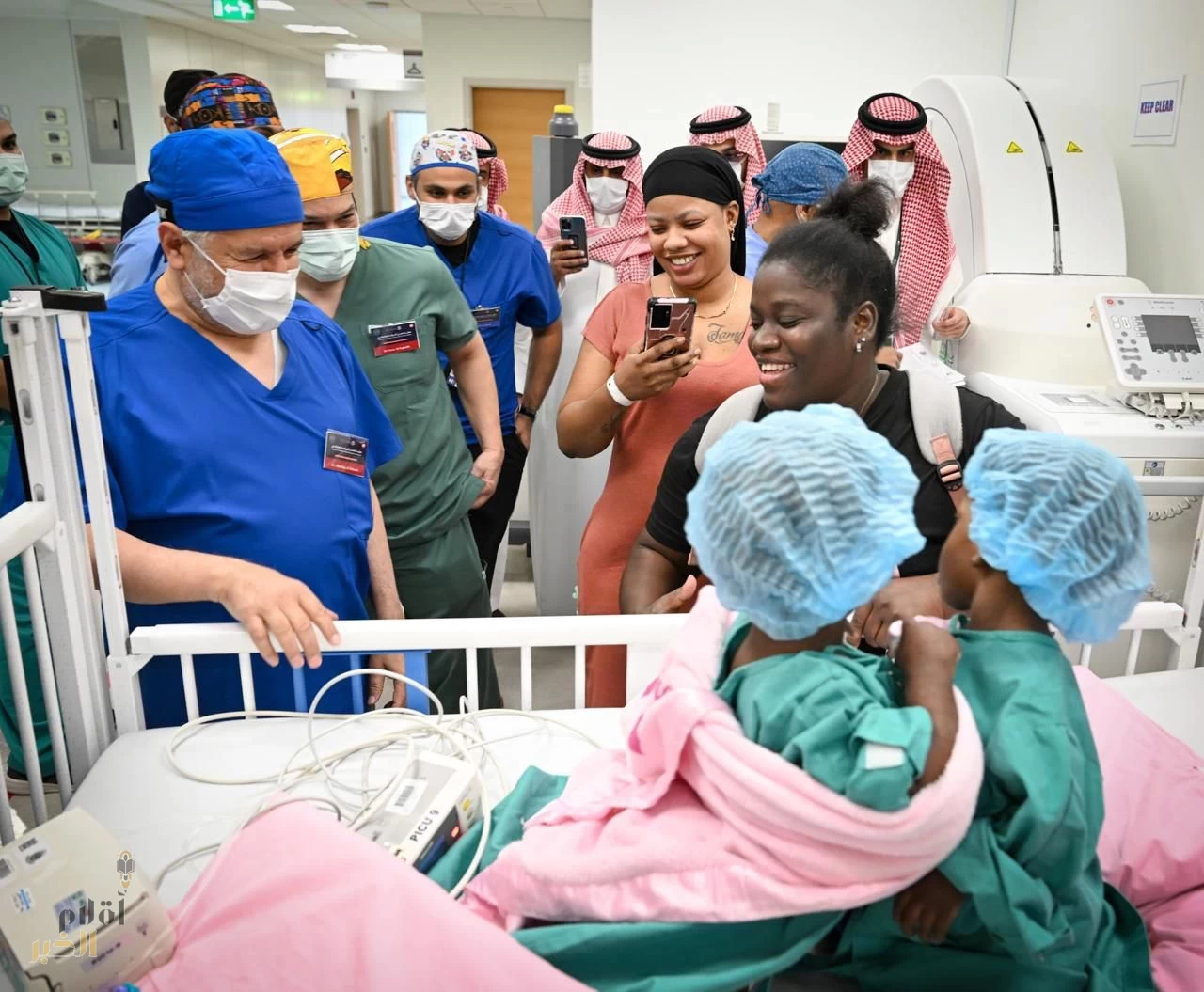 إنفاذًا لتوجيهات القيادة.. بدء عملية فصل التوأم الملتصق الجامايكي "أزاريا وأزورا إيلسون"