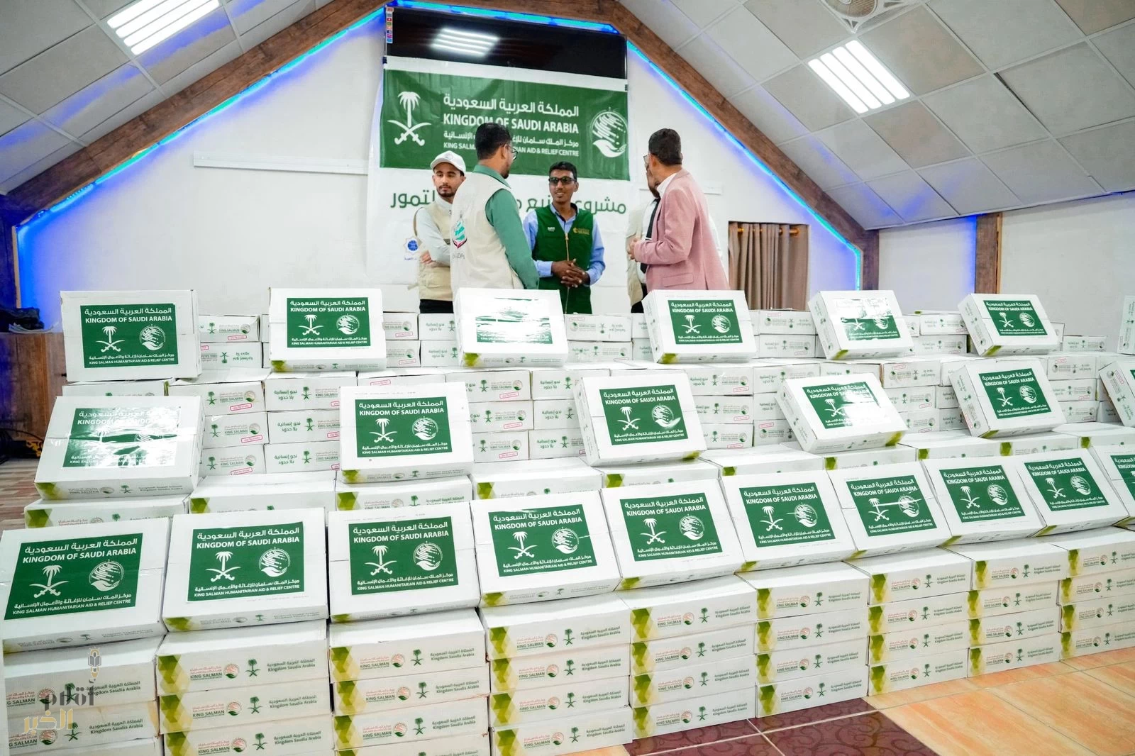 مركز الملك سلمان للإغاثة يواصل توزيع مساعدات التمور في مديريات ساحل حضرموت