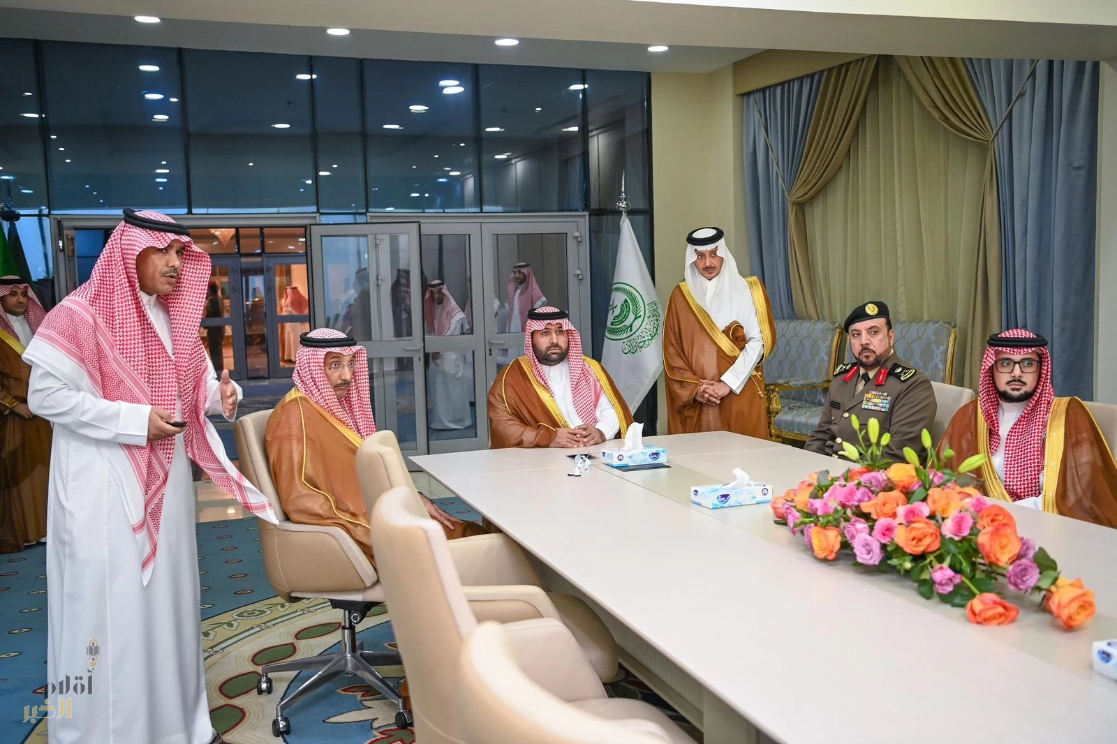 الأمير محمد بن عبدالعزيز يطّلع على روزنامة "مهرجان جازان 2026"