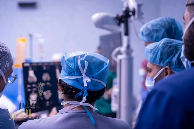 عمليات روبوتية دقيقة تُعزّز نجاح استبدال مفصل الركبة في الدمام الطبي