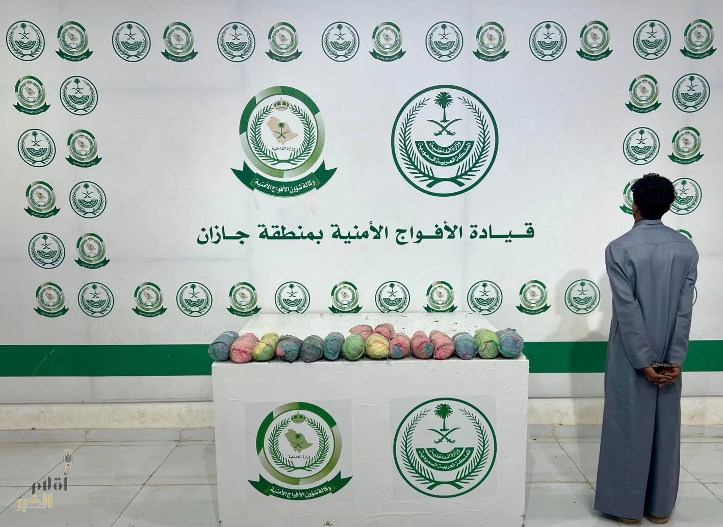 دوريات الأفواج الأمنية بمنطقة جازان تقبض على شخص لترويجه 11كلجم من القات المخدر