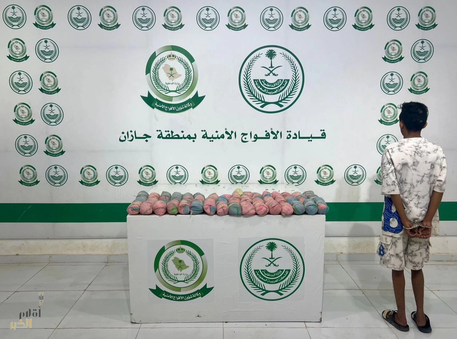 دوريات الأفواج الأمنية بمنطقة جازان تقبض على شخص لترويجه 20 كلجم من القات المخدر