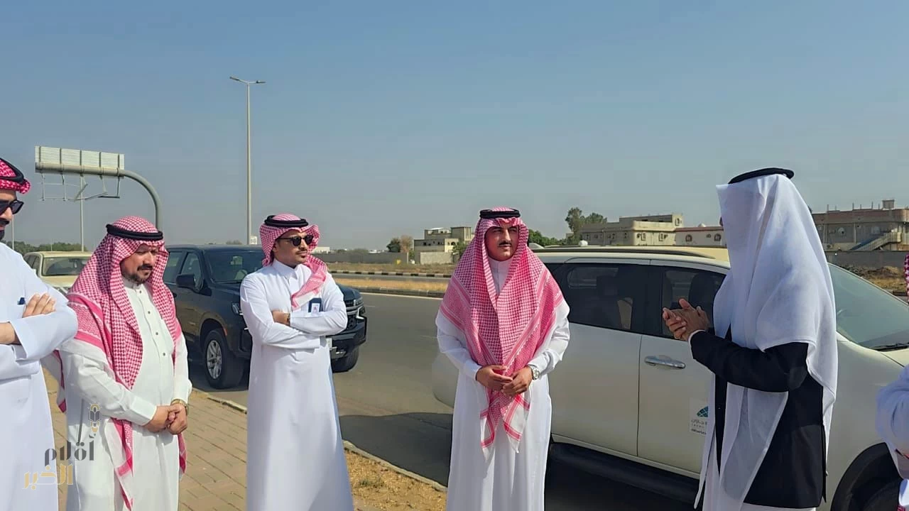 محافظ صامطة يتفقد حي الجرادية ويلتقي بالأهالي