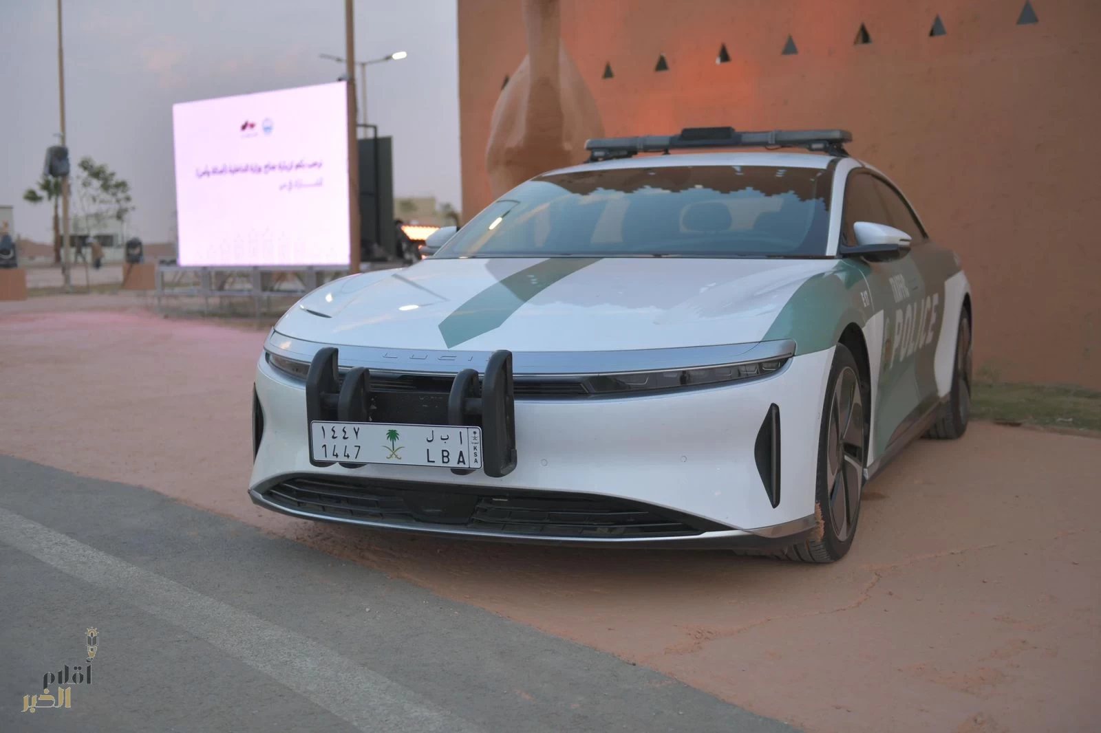 لوحة «أ ب ل 1447» توثق رمزية مهرجان الإبل في معرض وزارة الداخلية