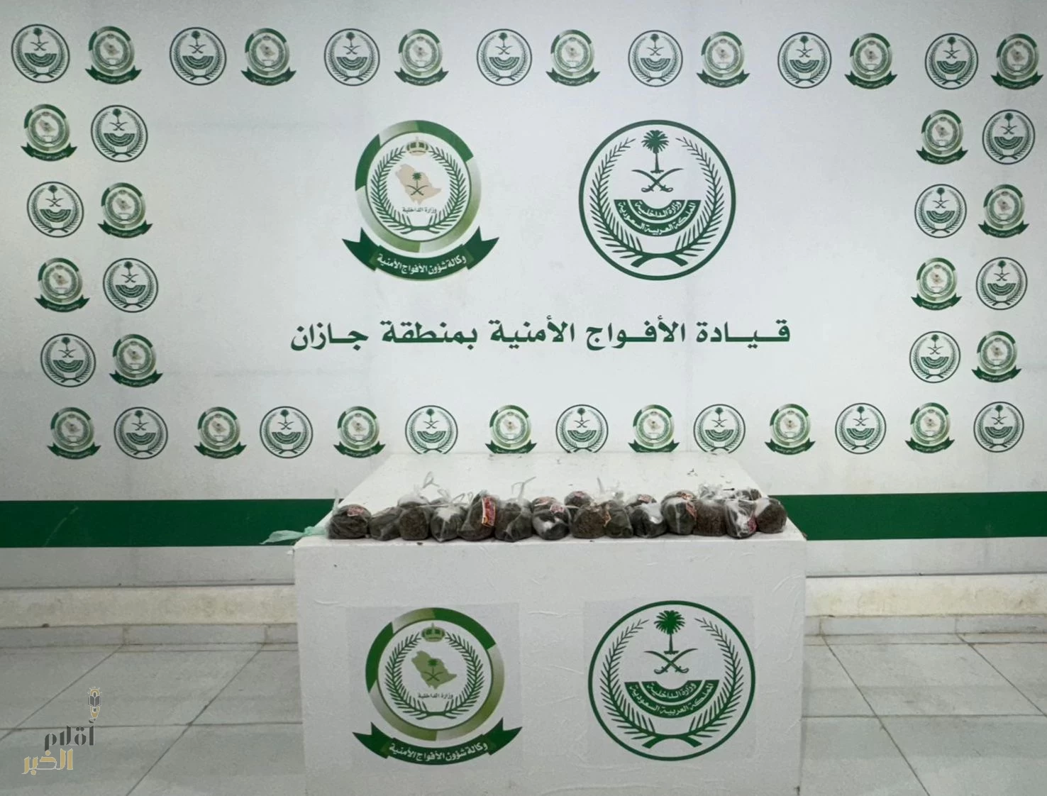 دوريات الأفواج الأمنية بمنطقة جازان تُحبط تهريب 65كلجم من القات المخدر