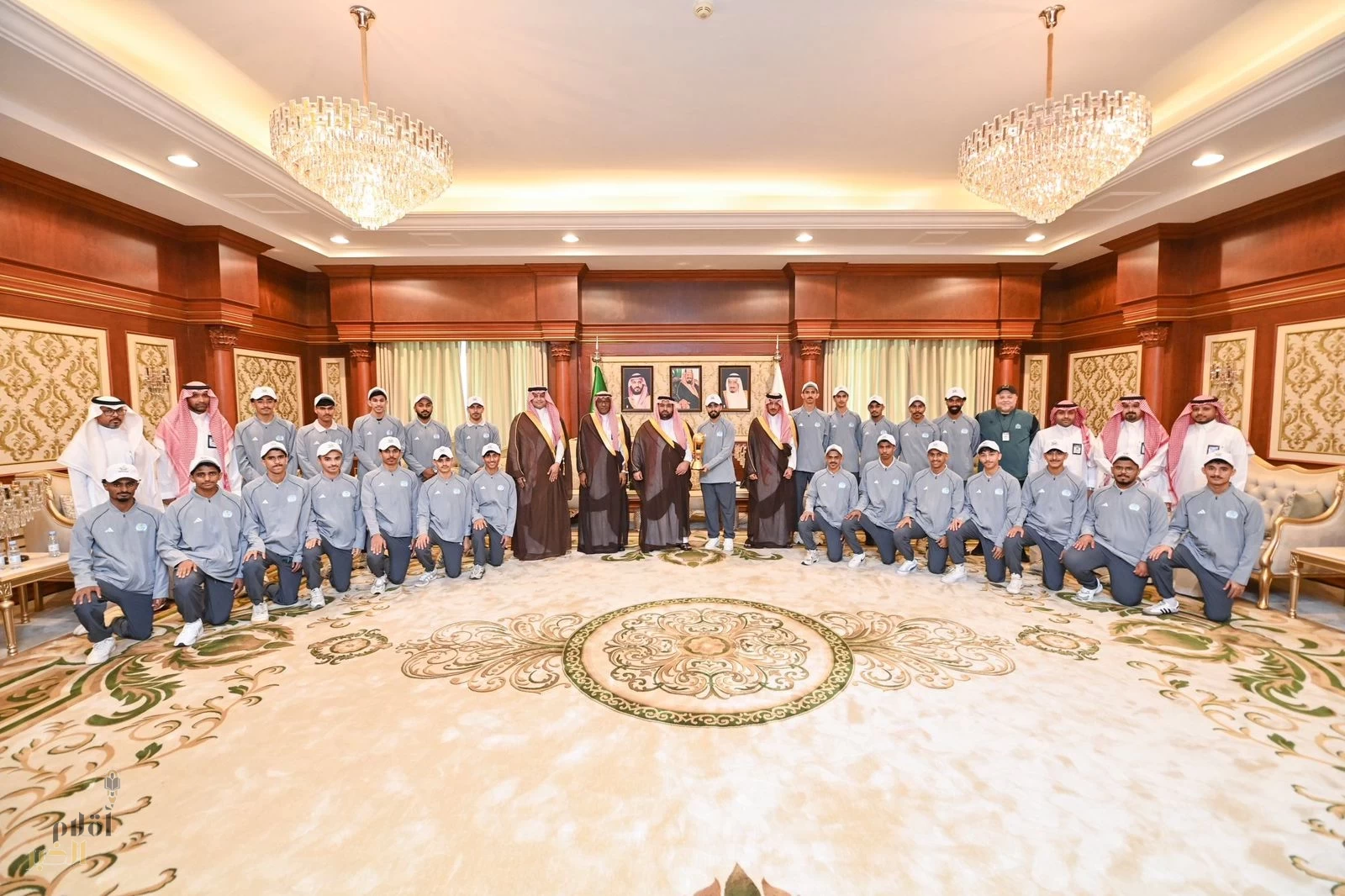 الأمير محمد بن عبدالعزيز يستقبل منتخب جامعة جازان