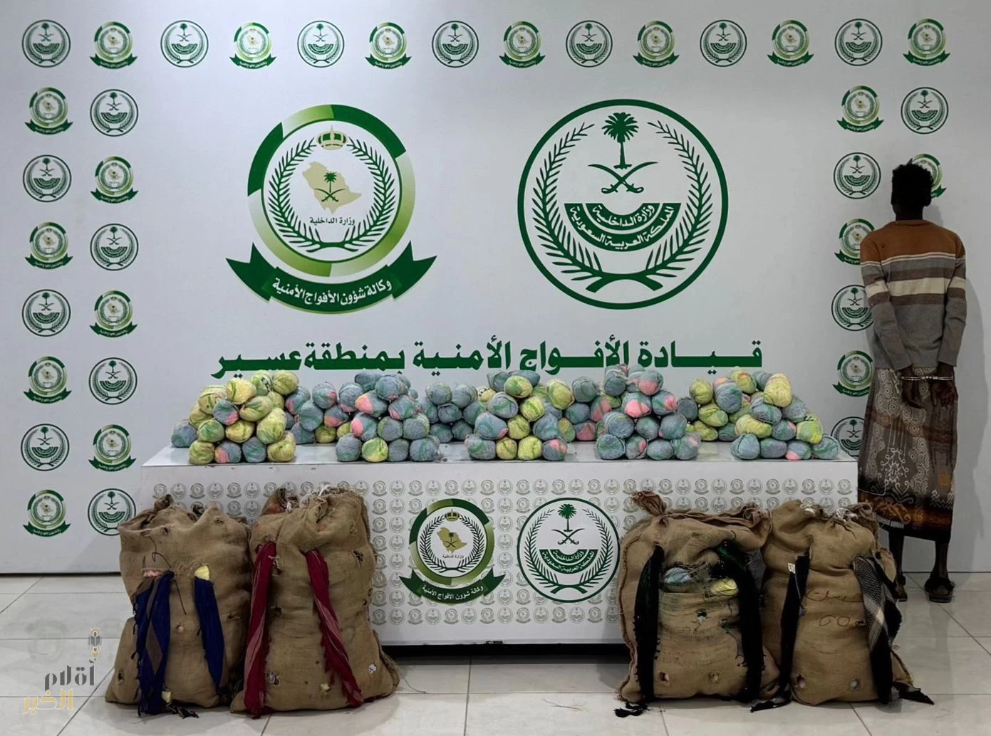 دوريات الأفواج الأمنية بمنطقة عسير تقبض على مخالف لنظام أمن الحدود لتهريبه 60 كلجم من القات المخدر