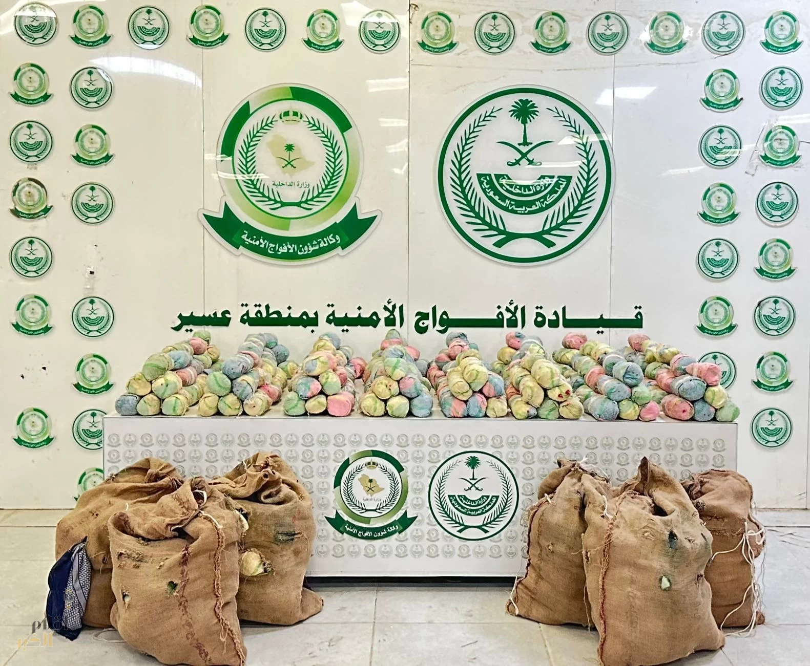 دوريات الأفواج الأمنية بمنطقة جازان تُحبط تهريب 131كلجم من القات المخدر