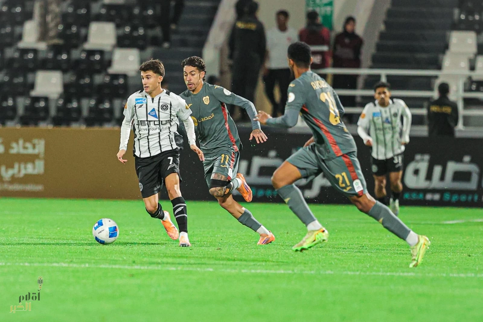 الشباب يتعادل مع الريان ويُبقي على حظوظه الخليجية