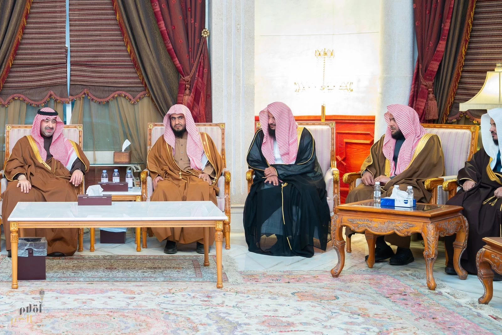 نائب أمير تبوك يواسي أسرة الخريصي في وفاة الشيخ أحمد الخريصي  