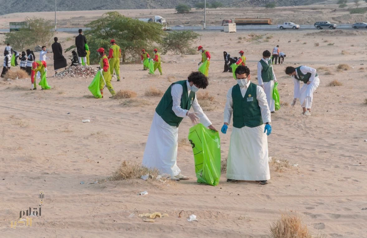أمانة مكة تشارك المتطوعين في مبادرة بيئية لنظافة المتنزهات البرية 