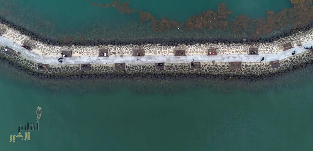 صباحات شتاء شواطئ جازان.. هدوء البحر وجاذبية المكان