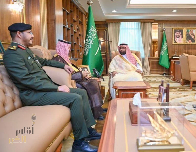أمير منطقة جازان يستقبل مدير السجون السابق والمدير المعيَّن حديثًا