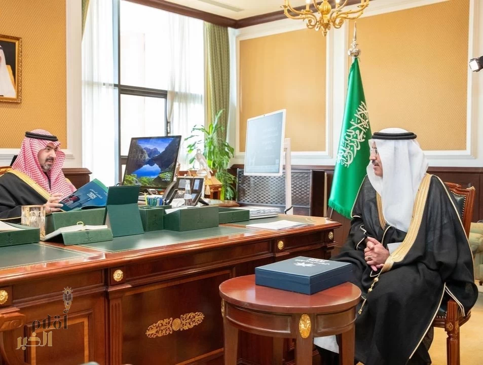 نائب أمير تبوك يطّلع على التقرير السنوي لفرع وزارة الموارد البشرية والتنمية الاجتماعية بالمنطقة