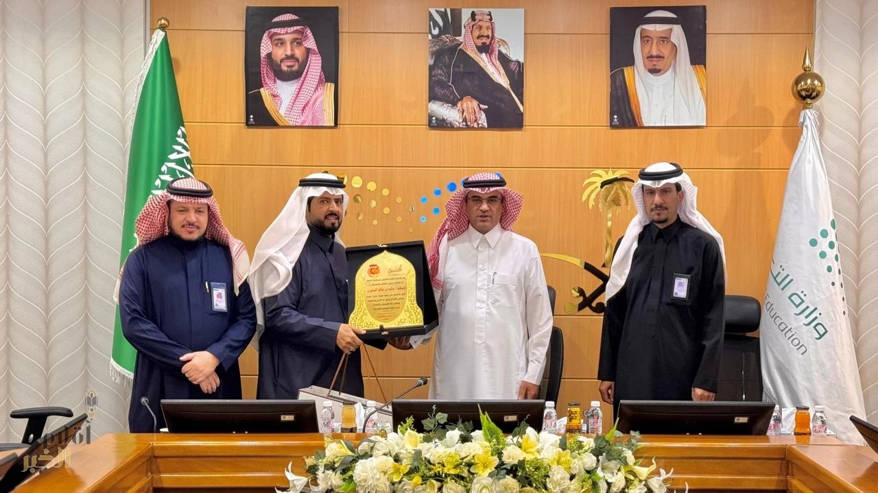تعليم الطائف" يناقش نظامي أعمالي والدعم الموحد ويكرم مشرفاً تربوياً تقديراً لعطائه 