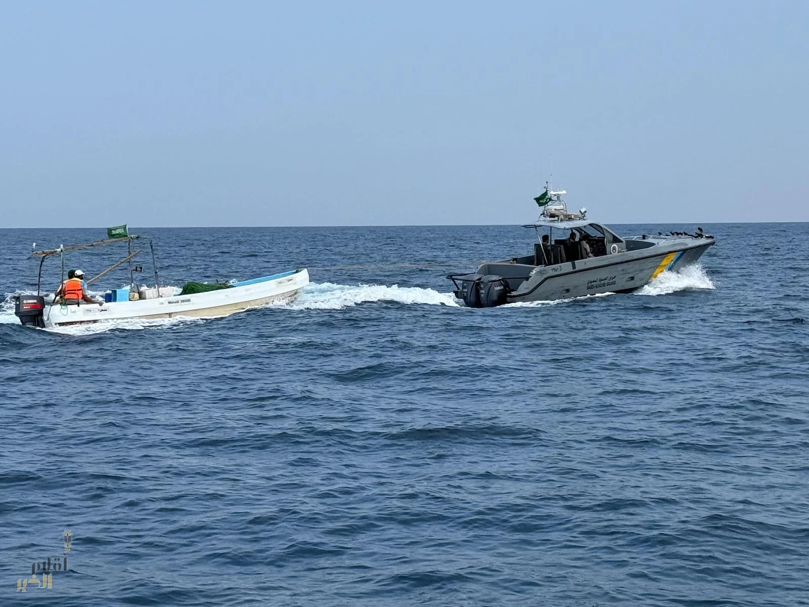 حرس الحدود بمنطقة عسير ينقذ مقيمين تعطلت واسطتهما البحرية في عرض البحر