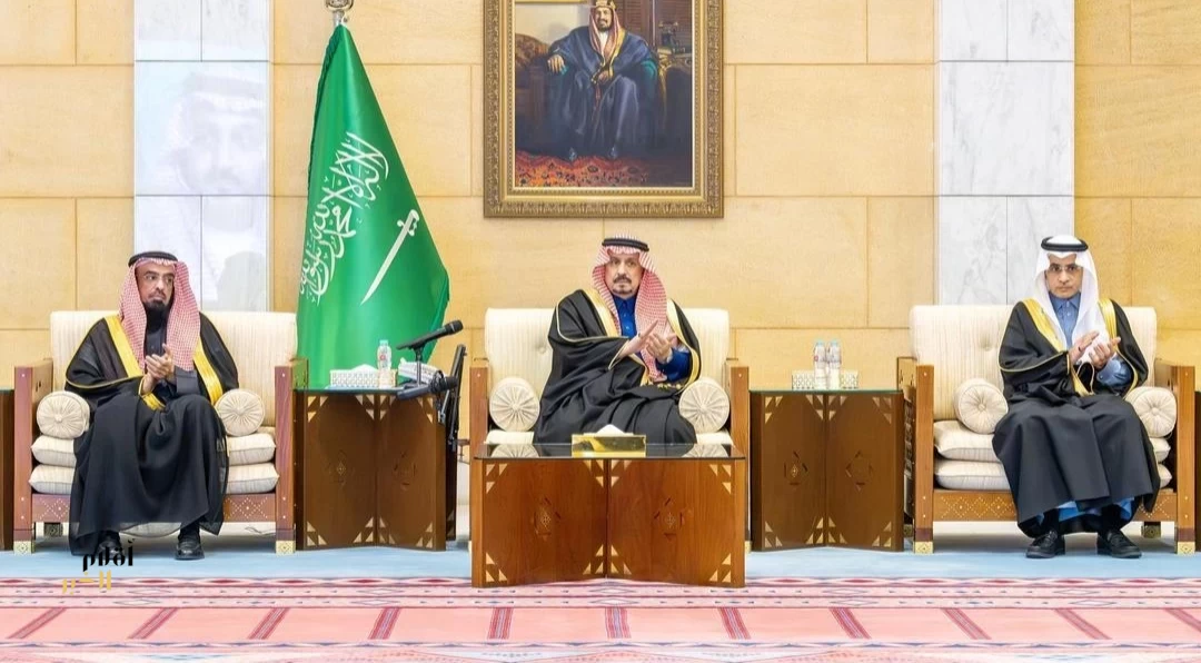 أمير منطقة الرياض يُسلِّم وثائق تملّك الوحدات السكنية للمستفيدين من تبرع سمو ولي العهد