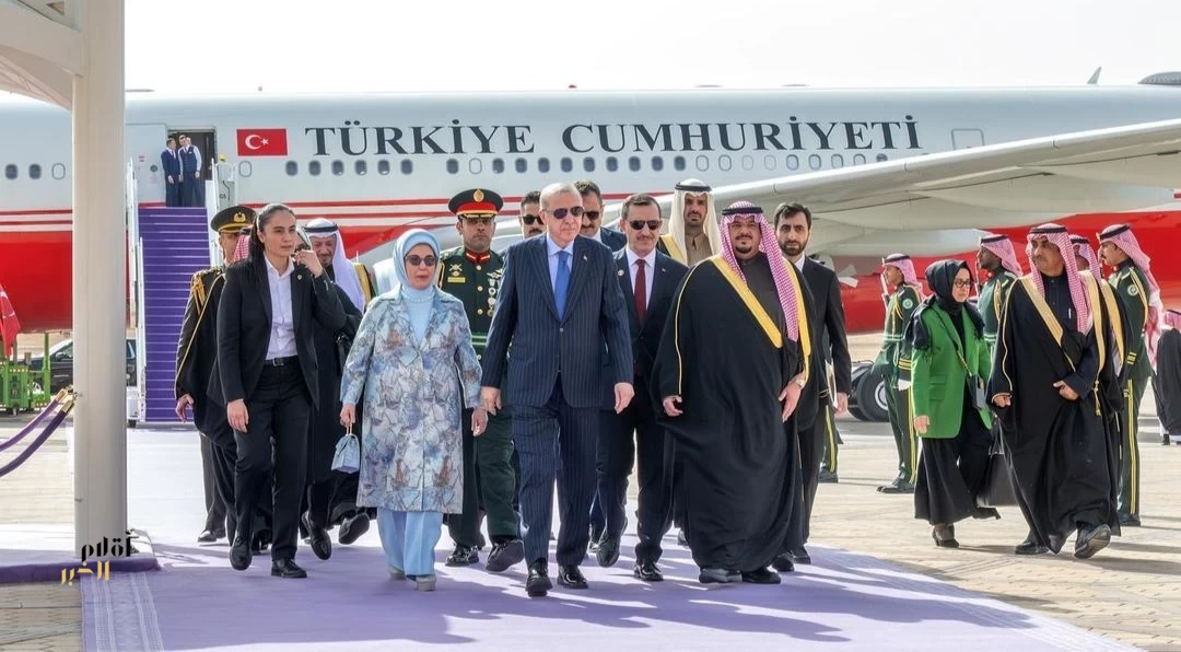 رئيس جمهورية تركيا يصل إلى الرياض وفي مقدمة مستقبليه نائب أمير المنطقة
