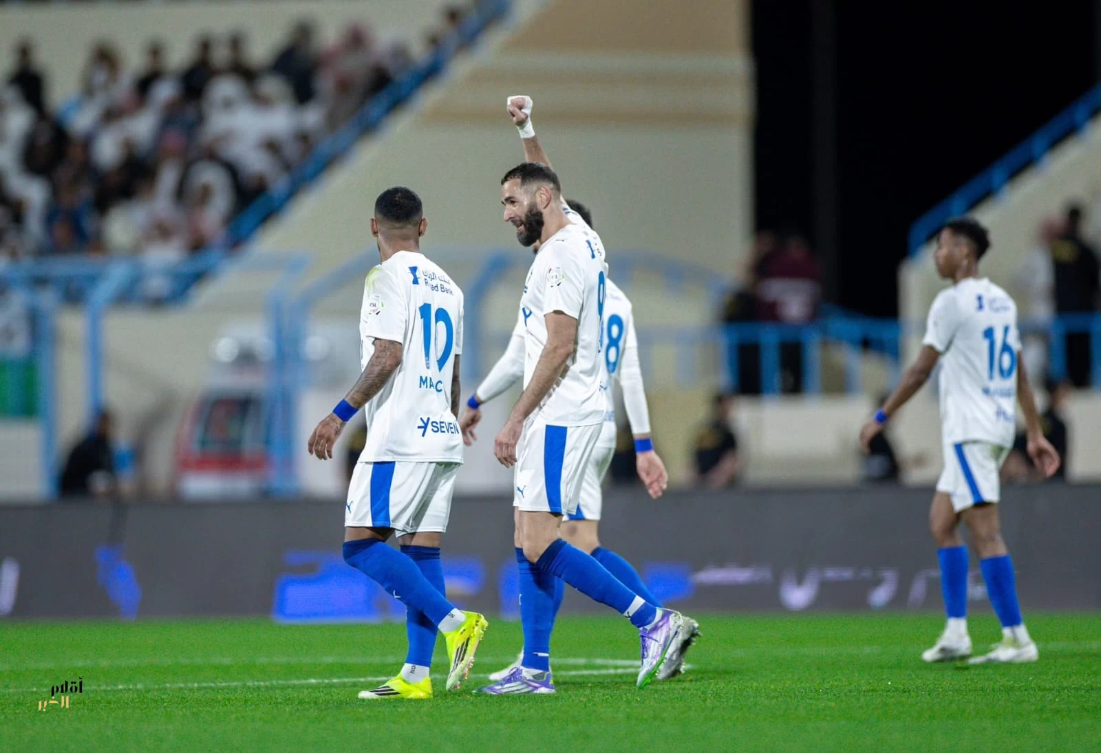 الهلال يمطر شباك الأخدود بسداسية وبنزيما يبدأ بهاتريك 