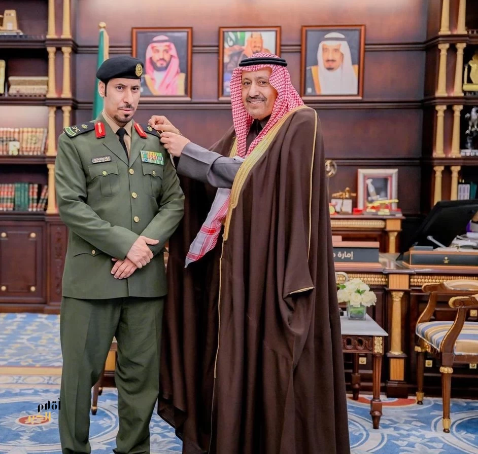 أمير الباحة يقلّد مدير سجون المنطقة رتبته الجديدة