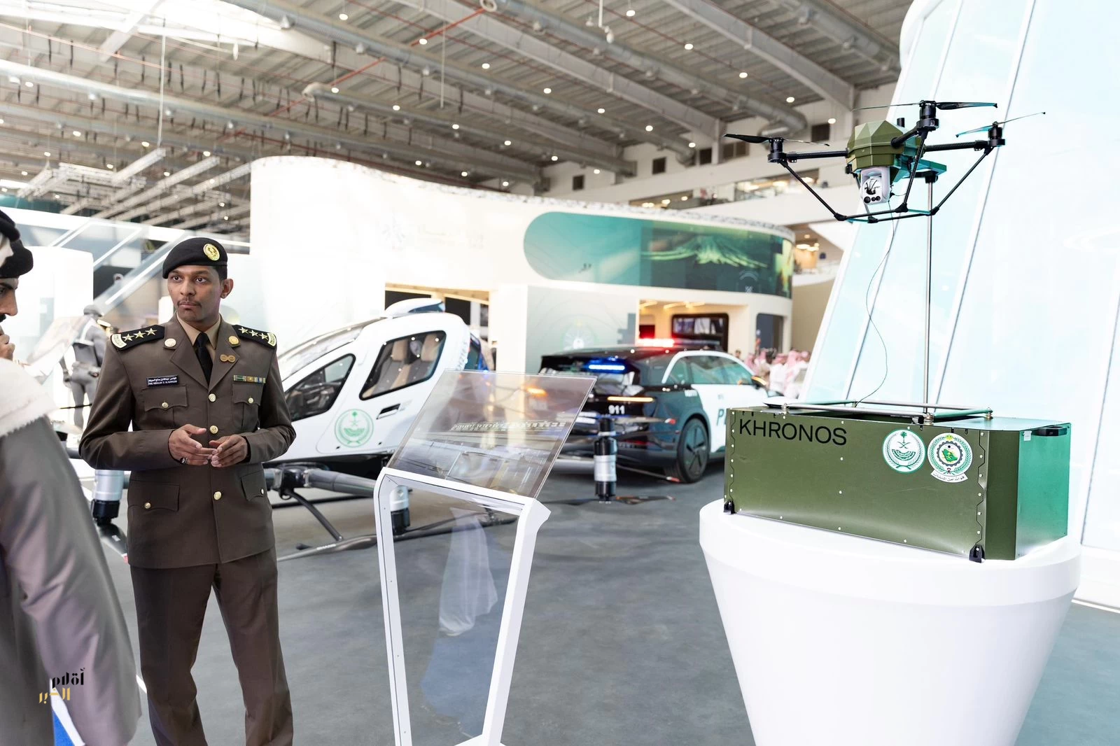 قوات أمن المنشآت تستعرض لزوار جناح وزارة الداخلية طائرة المراقبة الجوية للمنشآت الحيوية 