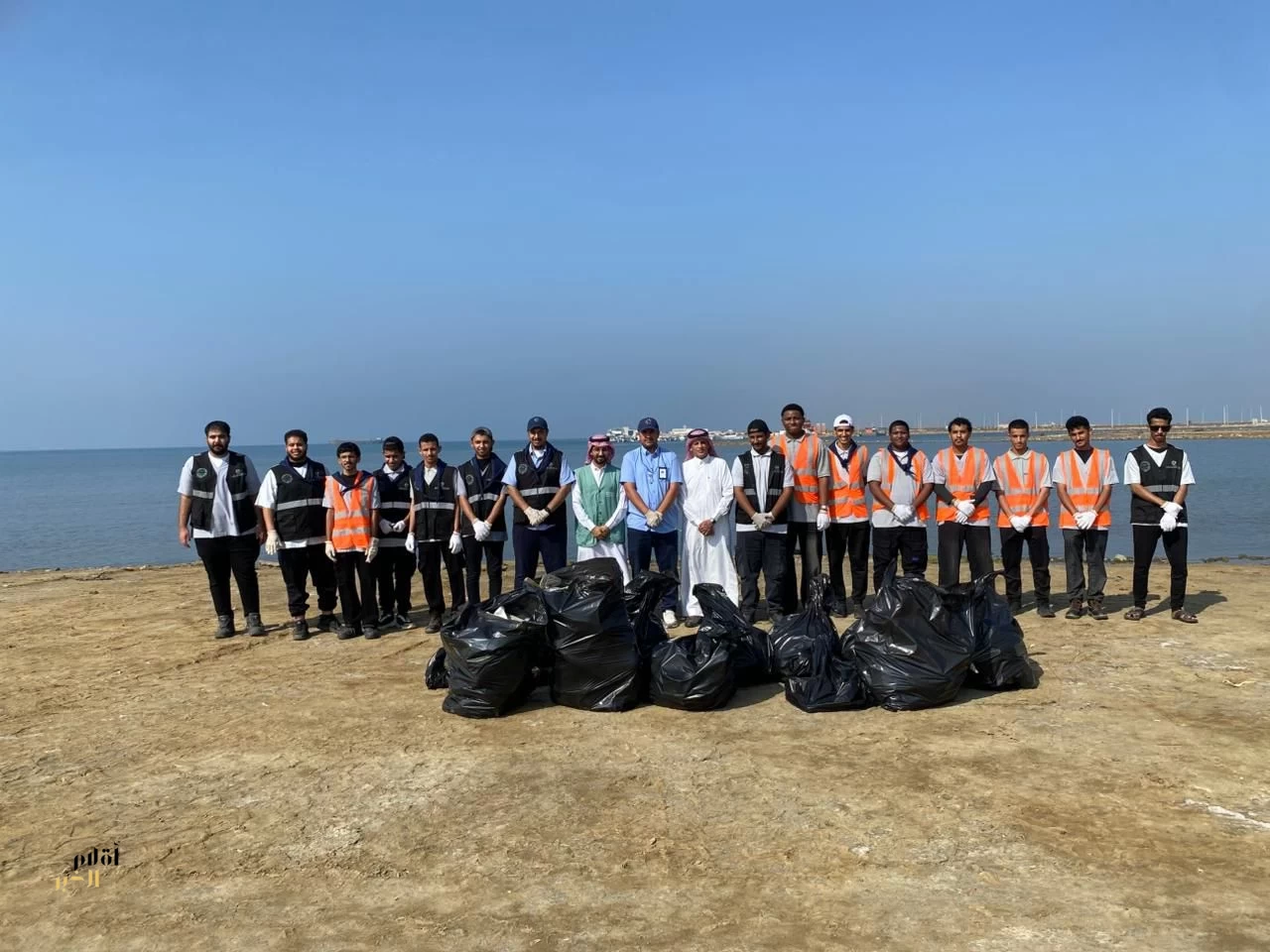 ‏بيئة الليث تنفّذ مبادرة لتنظيف الشاطئ بالشراكة مع الكلية التقنية 