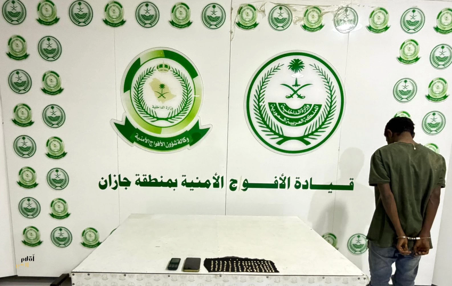 دوريات الأفواج الأمنية بمنطقة جازان تقبض على مخالف لنظام أمن الحدود لتهريبه مادة الإمفيتامين المخدر