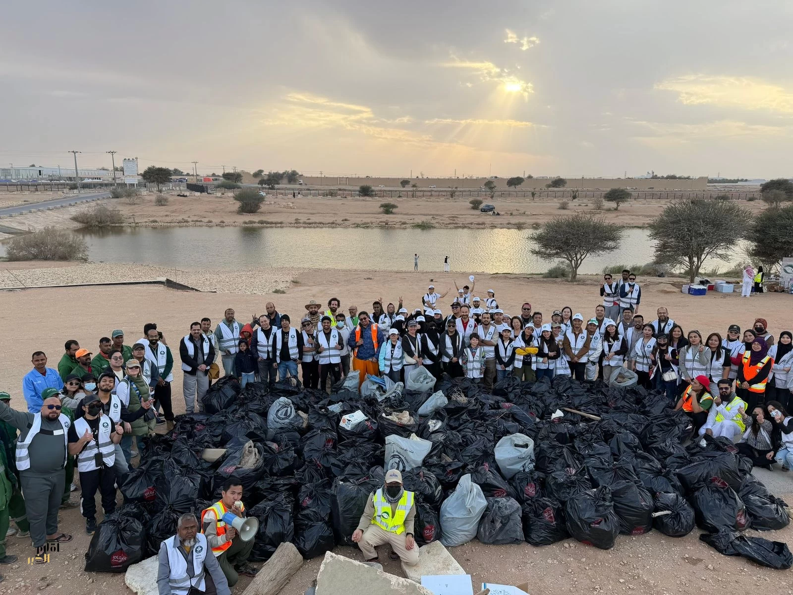 أمانة الرياض تنفذ مبادرة لتحسين الجزء الجنوبي المطور حديثاً لوادي السلي بمشاركة 200 متطوعاً من مختلف الجنسيات