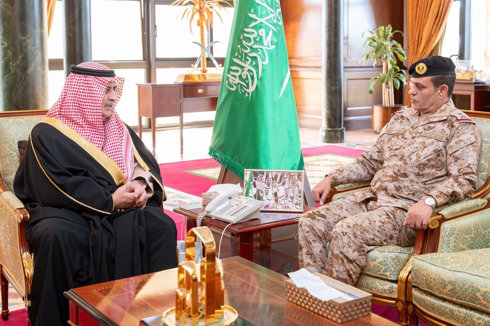 أمير تبوك يستقبل قائد المنطقة الشمالية الغربية 