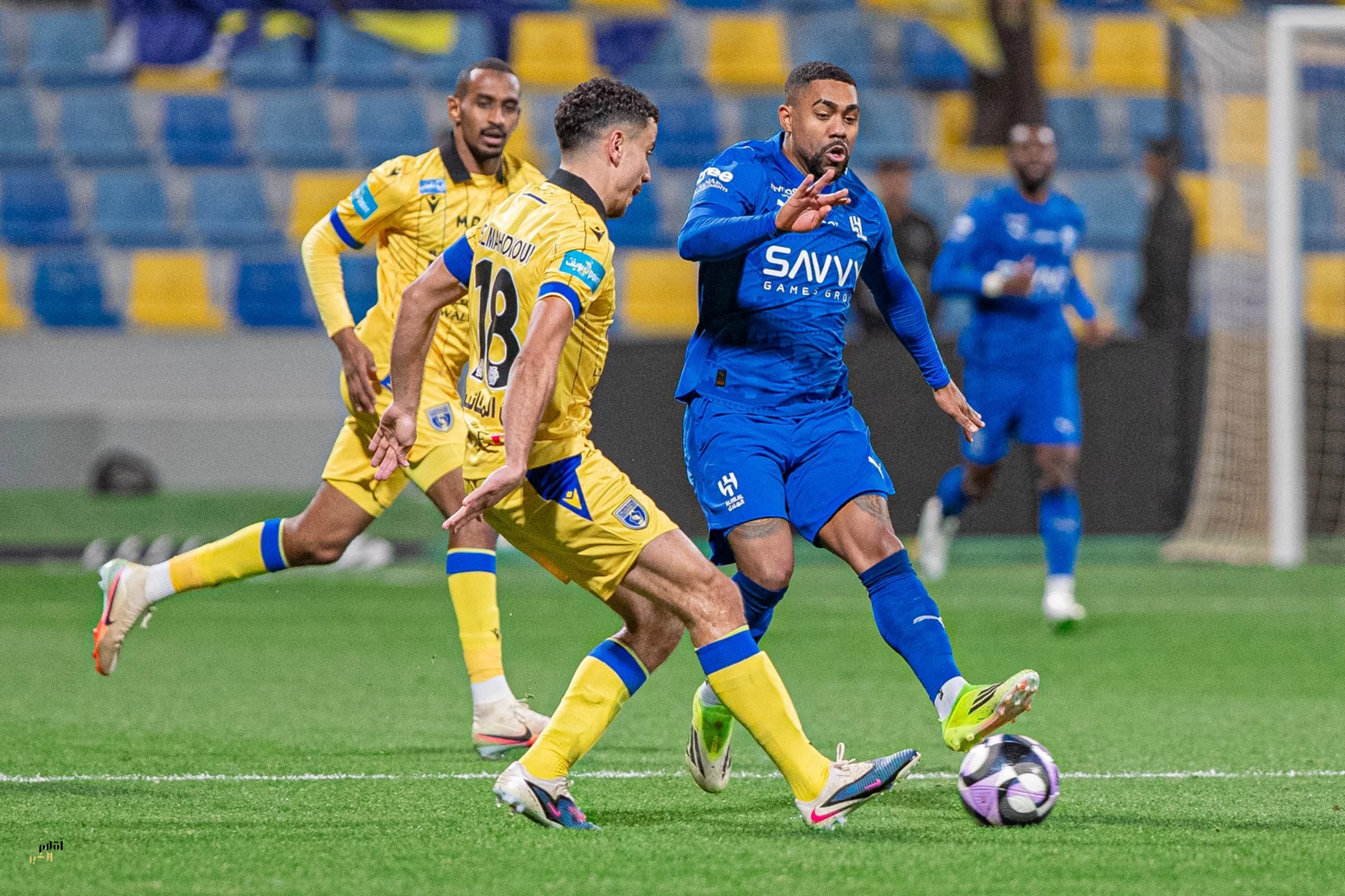 الهلال يواصل الابتعاد عن الصدارة بتعادل إيجابي مع التعاون