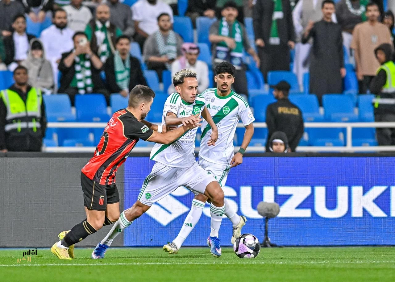 الأهلي يأمّن الصدارة بصعوبة أمام الرياض