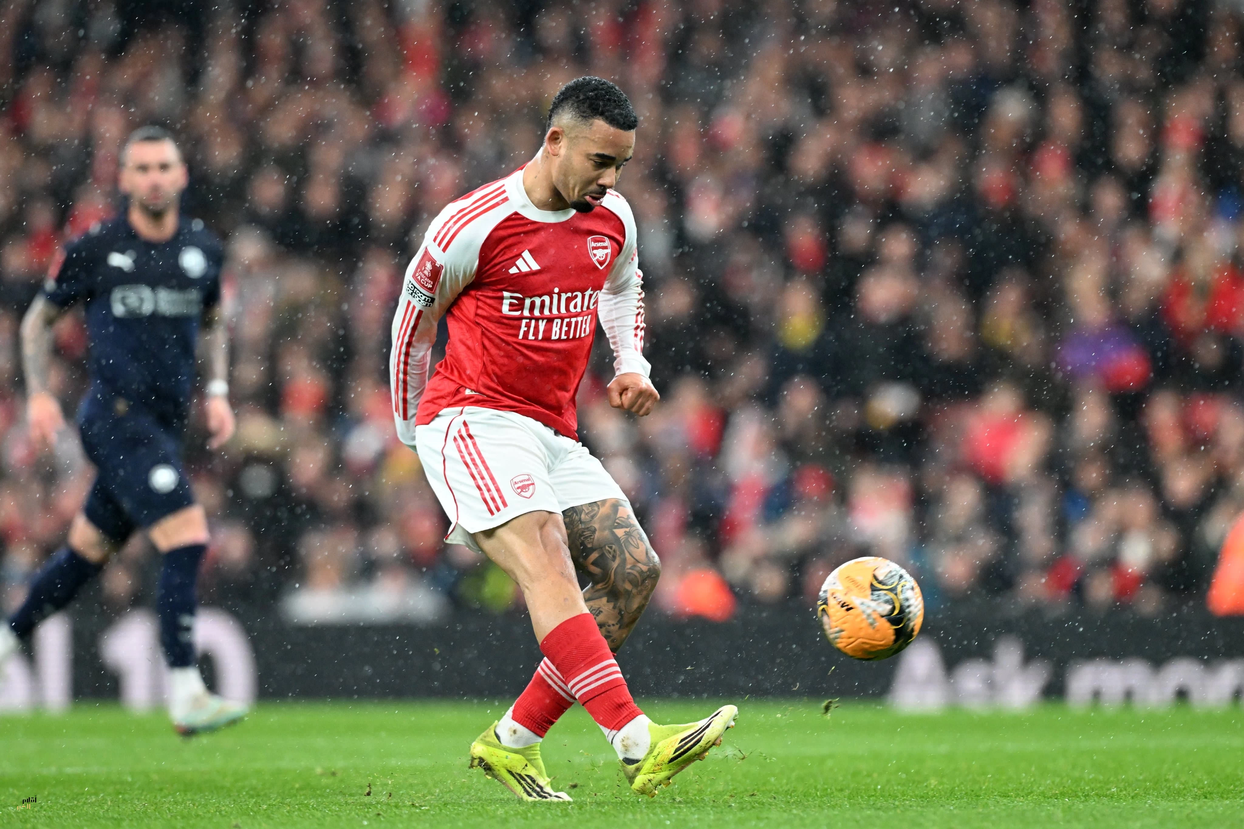 أرسنال ينتصر على تشلسي بصعوبة ويحافظ على القمة