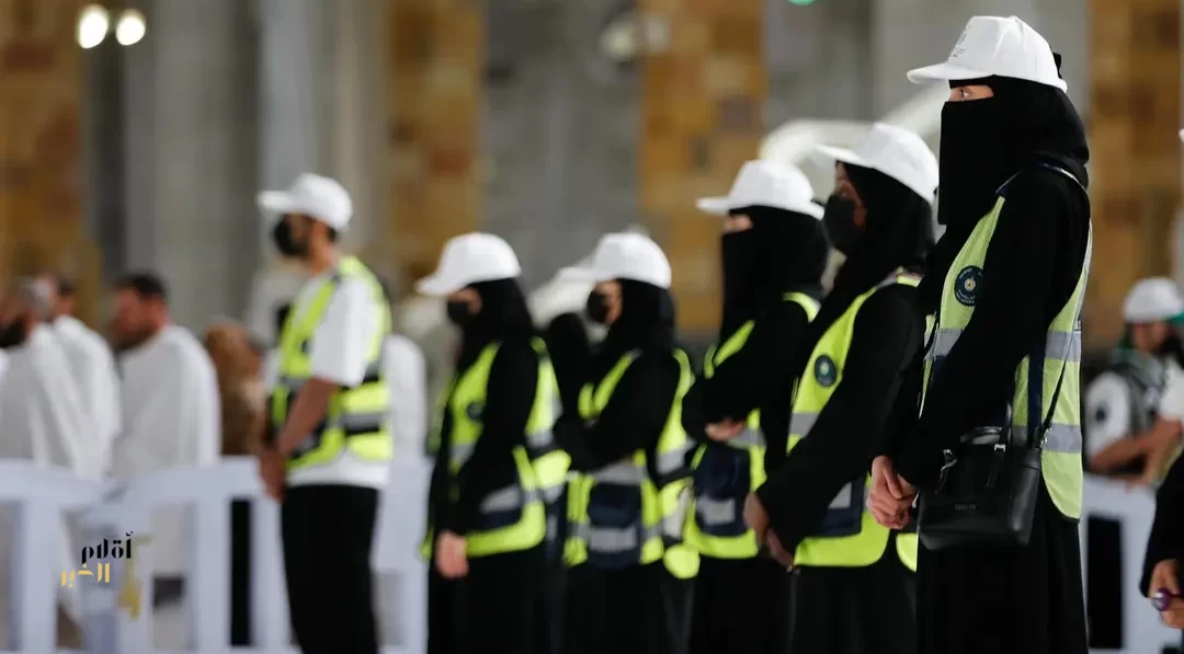 متطوعات الدفاع المدني يشاركن في خدمة ضيوف الرحمن خلال شهر رمضان 1447