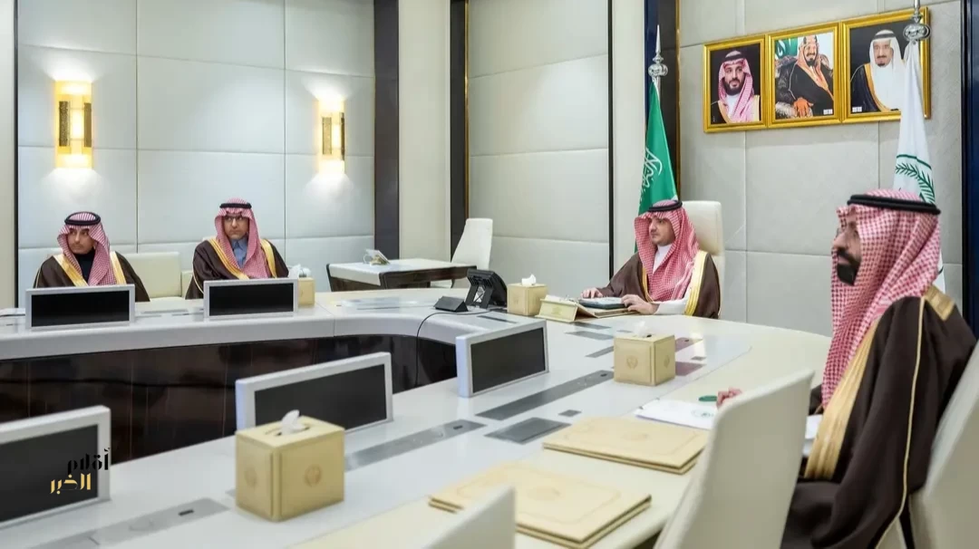 الأمير عبدالعزيز بن سعود يعقد اجتماعًا مع وزيرة الداخلية البريطانية