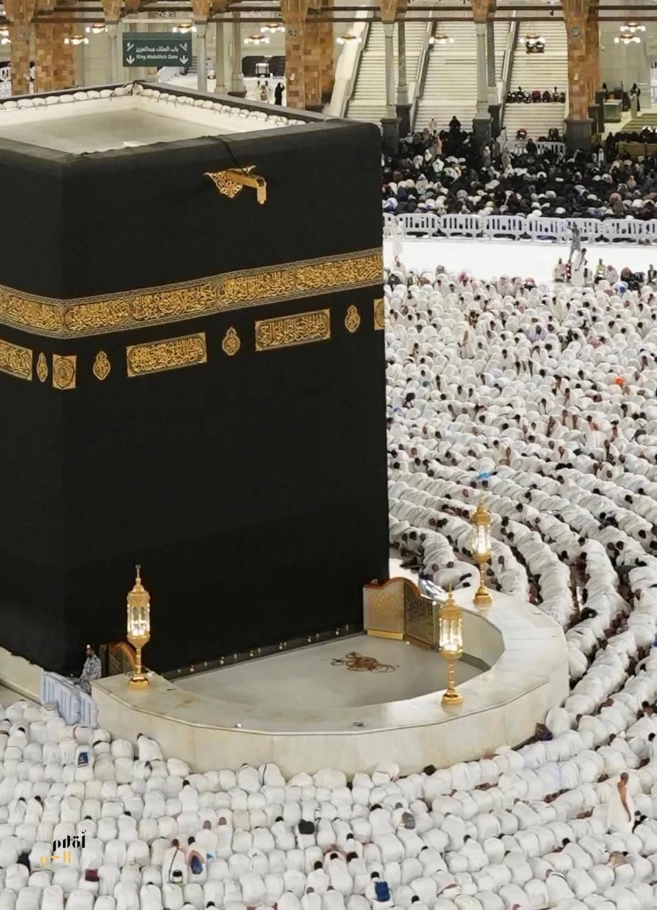 حجر إسماعيل المساحة التي بقيت شاهدة على تاريخ الكعبة المشرفة عبر القرون