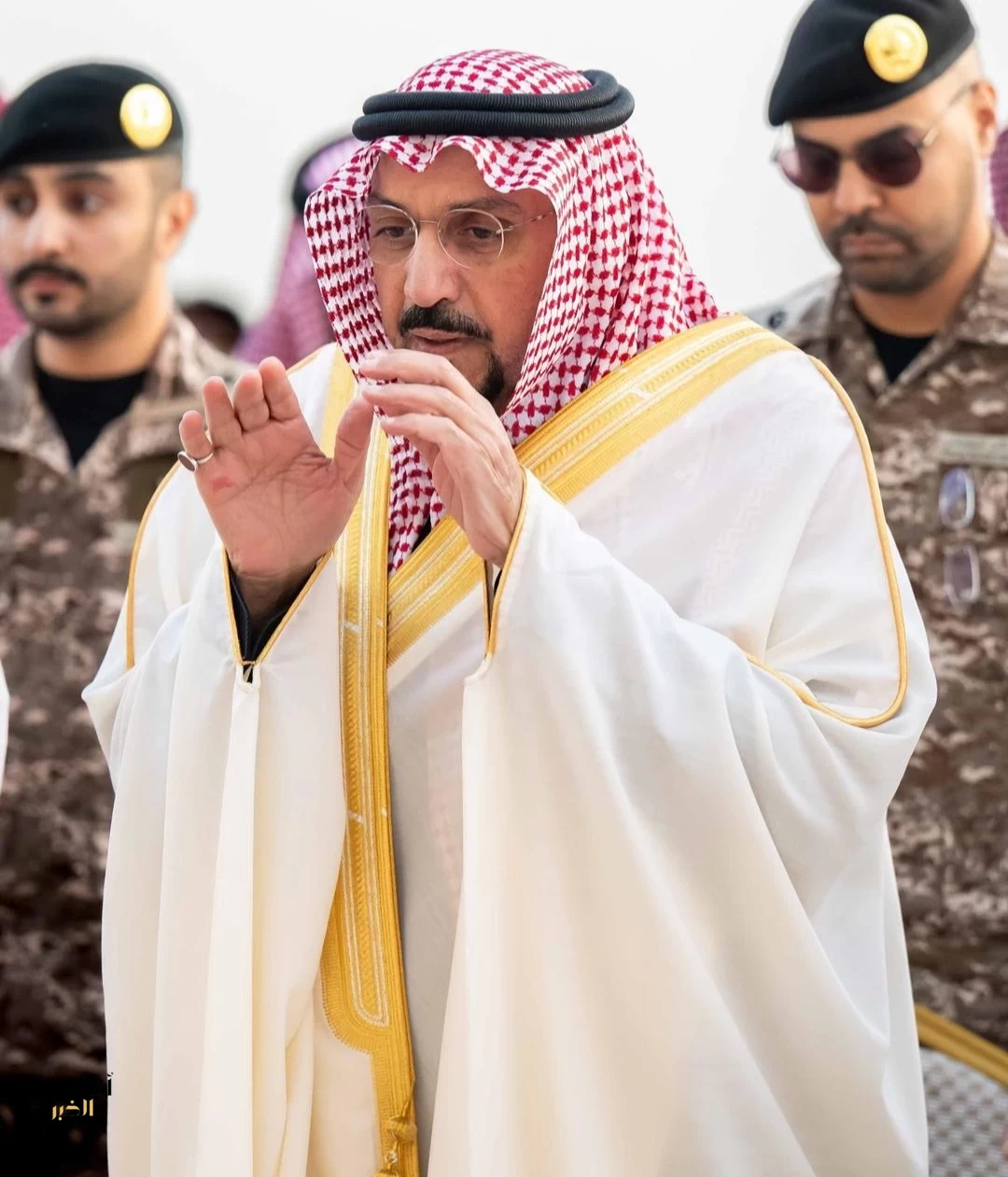 أمير منطقة القصيم يؤدي صلاة عيد الفطر