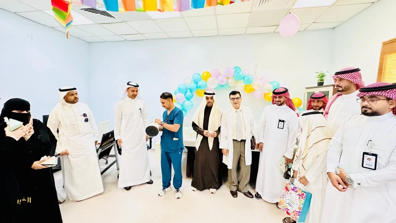 مدير مستشفى إرادة والصحة النفسية بجازان يعايد النزلاء ويشاركهم فرحة عيد الفطر