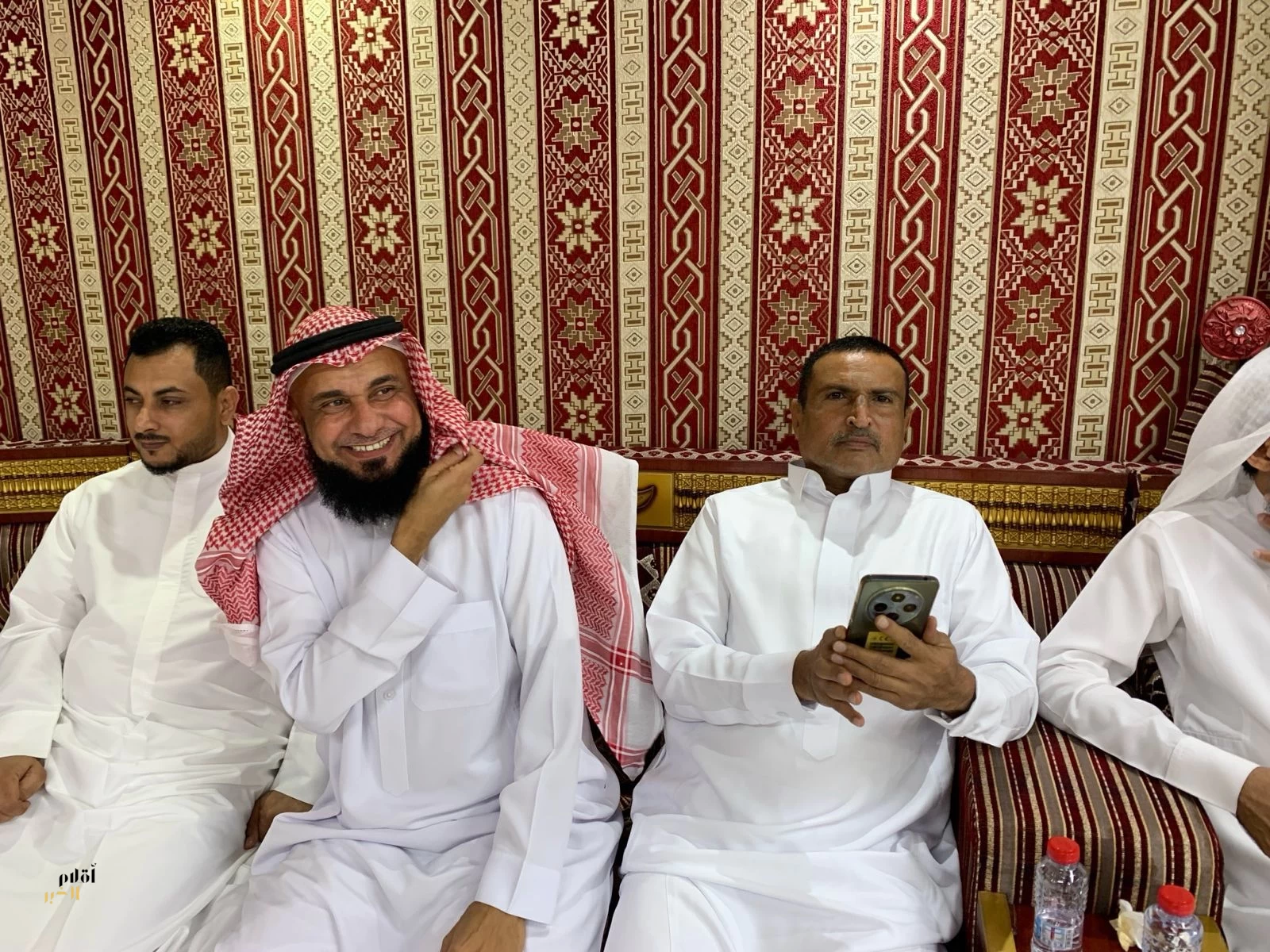 معايدة وضيافة عامرة.. "موسى الخبراني" يجسد كرم العيد في قرية الجوه