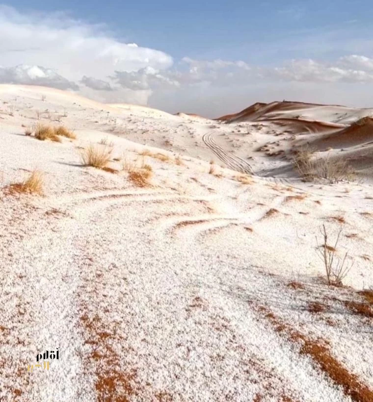 منطقة الجوف تكتسي بالبياض من نزول البرد وهطول أمطار غزيرة
