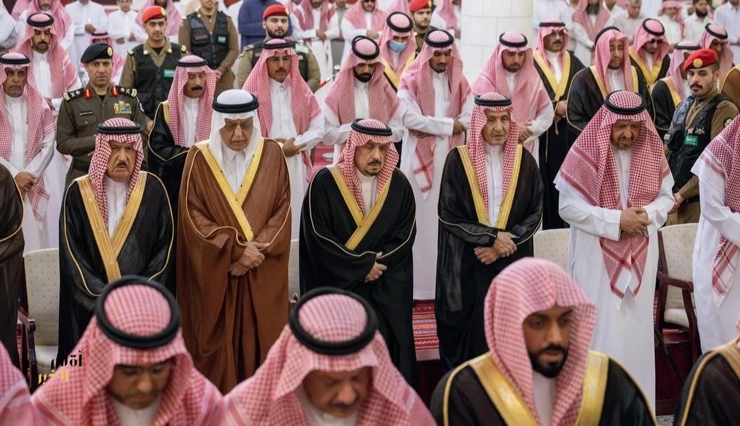 أمير منطقة الرياض يؤدي صلاة الميت على صاحبة السمو الملكي الأميرة نوره بنت عبدالعزيز بن عبدالرحمن آل سعود
